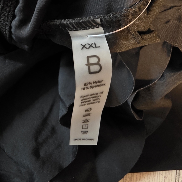 Elegant Black One-Piece Swimsuit with Lace Detail - Picture 3 of 4